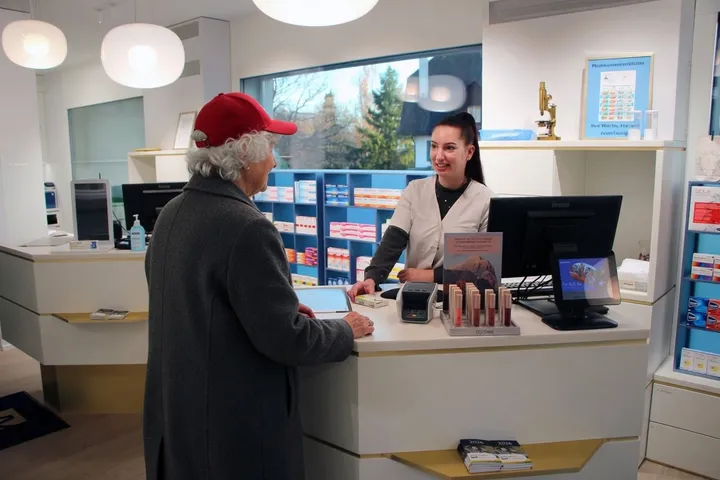 A consultation at the counter of Anklin Apotheke