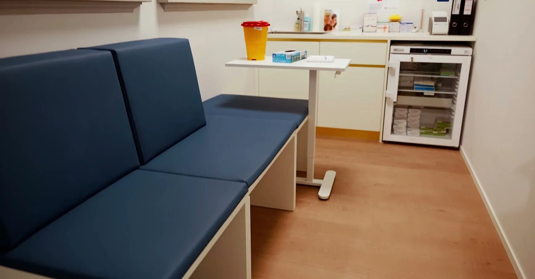 The separate consulting room of Anklin Apotheke with a bench and a couch